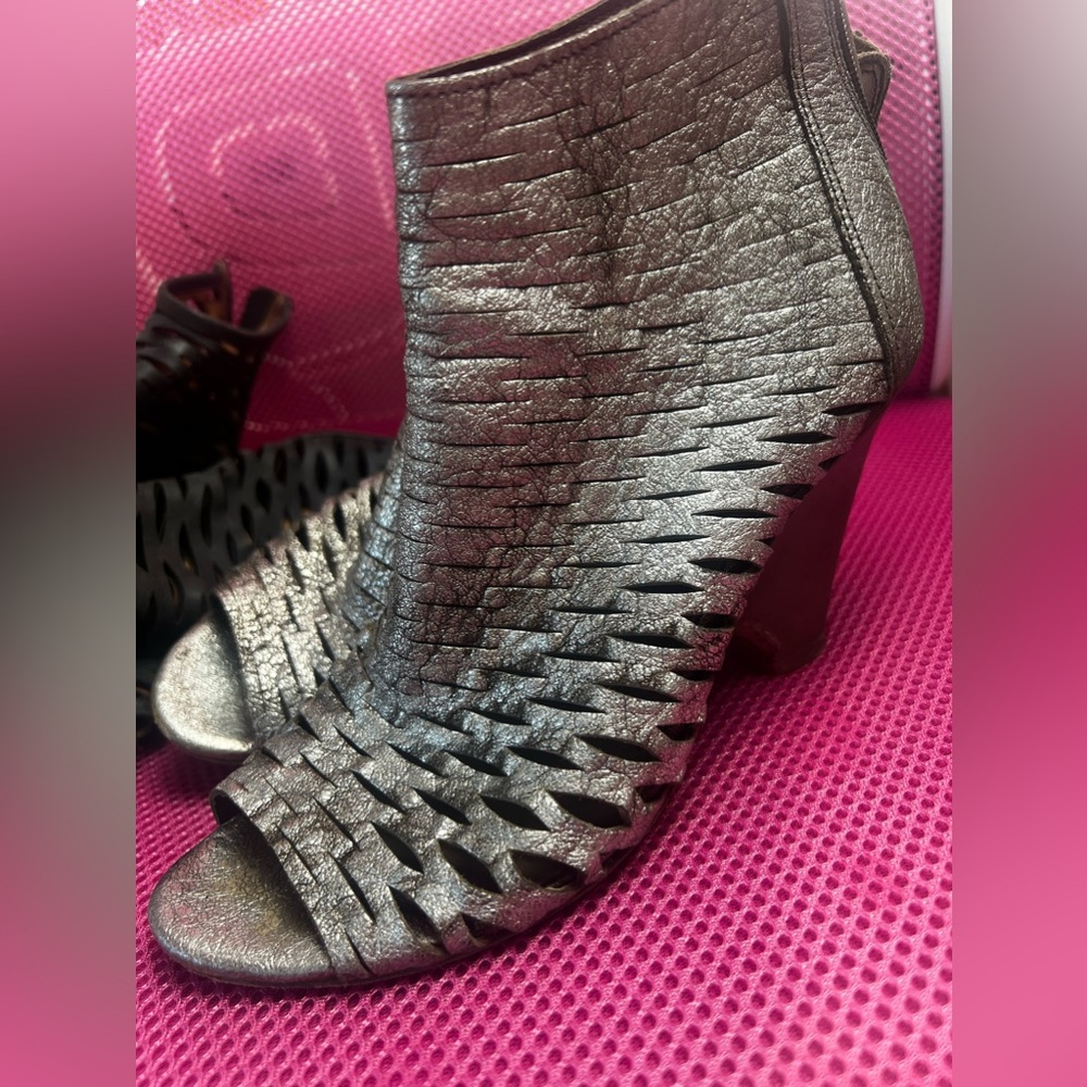 2 Pair of Vero Cuioio Sandals